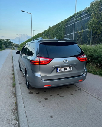 Toyota Sienna cena 107000 przebieg: 83000, rok produkcji 2018 z Warszawa małe 92